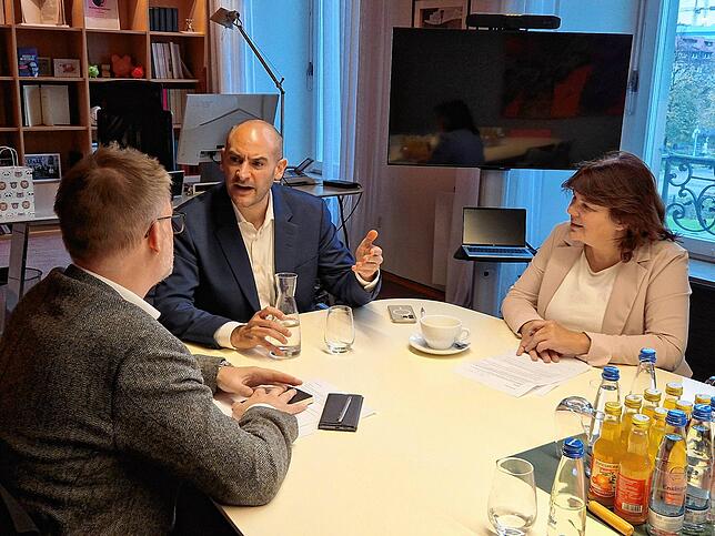 Danyal Bayaz (Mitte) beantwortet in Stuttgart die Fragen von Ulrike Bäuerlein und Jens Schmitz.