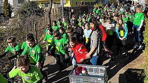 Zahlreiche Kinder beteiligen sich am Sponsorenlauf – und legen gemeinsam sehr viele Kilometer zurück. Foto: Hans-Georg Lauer