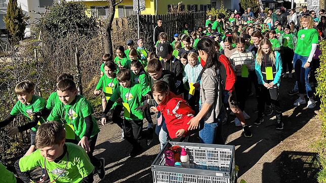 Zahlreiche Kinder beteiligen sich am Sponsorenlauf – und legen gemeinsam sehr viele Kilometer zurück. Foto: Hans-Georg Lauer