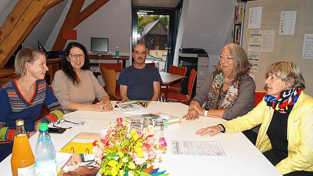 Rektorin Annette Uhl im Gespräch mit Gabriele Hage, Martin Notheis, Monika Friesenhagen und Gesine Smaglinski (von links).