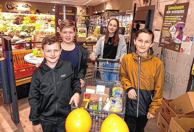 Die Minis aus Sauldorf (von links) Nick Rokweiler, Tim Rokweiler, Julia Häusler und Leo Brütsch sammeln im Edeka in Meßkirch.