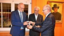Verbandsprüfer Olaf Stockmann vom Genossenschaftsverband Baden-Württemberg (rechts) ehrt die scheidenden Mitglieder Hermann Dimmeler ...