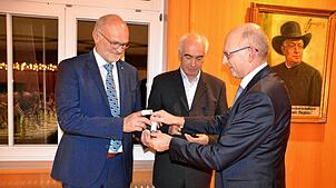 Verbandsprüfer Olaf Stockmann vom Genossenschaftsverband Baden-Württemberg (rechts) ehrt die scheidenden Mitglieder Hermann Dimmeler ...