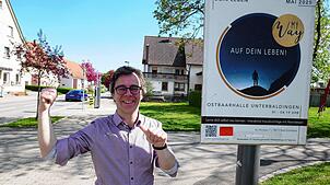 In diese Richtung geht es zur Ostbaar-Halle. Pfarrer Jonathan Richter freut sich auf viele Besucher zur Impulswoche My Way. Foto: ...