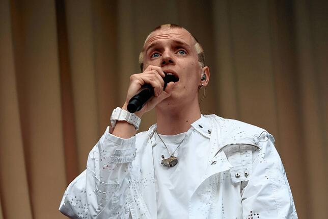 Bild 14: Hier spielt die Musik! Fans tanzen vor den Bühnen beim Campus-Festival 2025