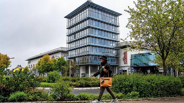 Der markante Turm bleibt der Schwenninger Innenstadt erhalten. Das ehemalige Einkaufszentrum Rössel wird saniert und neu genutzt – nach ...