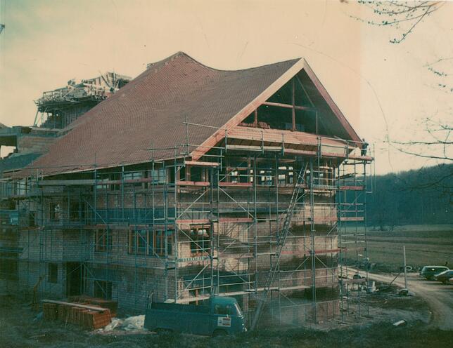 Der Westbau Ende der 70er Jahre noch eingerüstet.