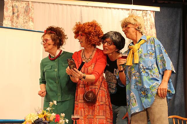 So bunt waren die Kostüme der Akteurinnen beim Frauenkaffee 2019 im Kursaal Überlingen.