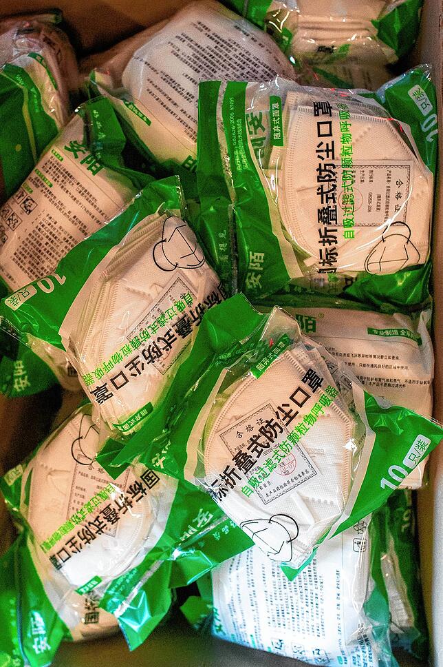 Dieser Mundschutz ist noch verpackt. Doch nach seiner Verwendung ist eine richtige Entsorgung wichtig.