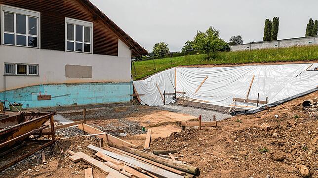 Die Baugrube für die Hackschnitzelanlage bereitete in den letzten Wochen Probleme. Doch nun hat man eine Lösung gefunden. Ab Montag soll ...
