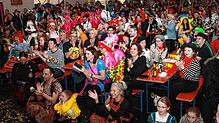 Ausverkauftes Haus in der Alemannenhalle. Mehrere Hundert Besucher feiern beim Turnerball des vergangenen Jahres eine große Party. ...