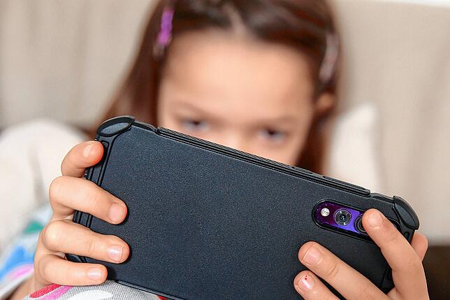 Viele Spiele auf dem Smartphone locken mit In-Game-Käufen, manchmal reichen ein paar Klicks. Gerade für Kinder kann das eine große ...