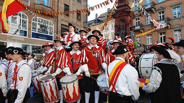 Bild 21: Jetzt geht&lsquo;s um die Wurst! Bilder vom Kaiserbrunnen am Rosenmontag