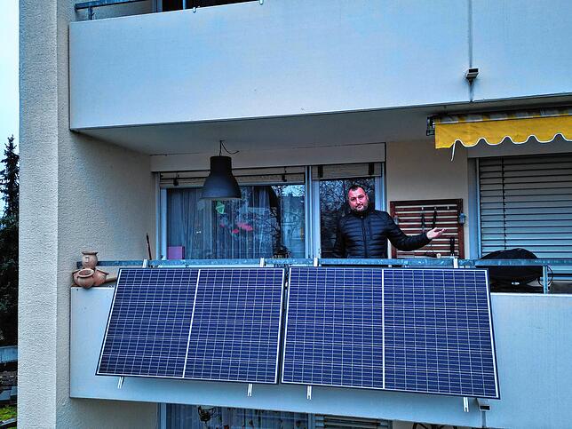 Marco Rinderspacher musste seine Balkon-PV-Anlage an der Sonnenbühlstraße wieder abbauen, aber er gibt nicht auf.