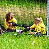 Helena Wehner und Barbara Steininger beschäftigen sich in der Voliere des Binninger Waldrapp-Camps mit den jungen Vögeln. Doch bald ...