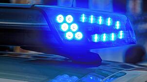 Blaulicht auf einem Polizeiauto. (Symbolbild) Bei Stühlingen ist ein Bus mit 24 Schülern im Schotter steckengeblieben und in Schieflage ...