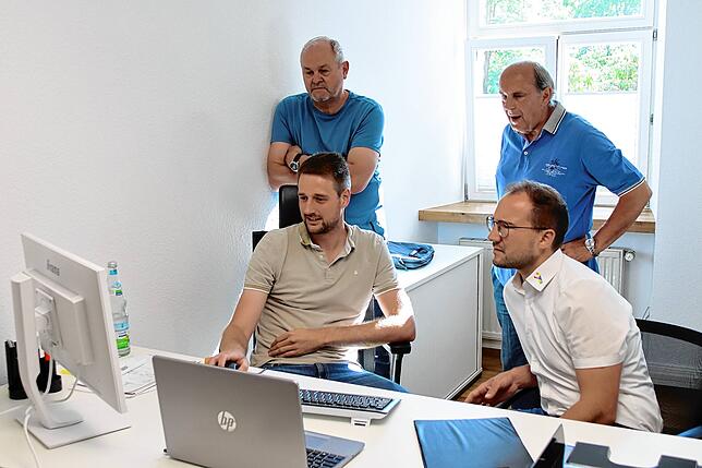 Mönchweilers Bürgermeister Rudolf Fluck (von links), Jugendkoordinator Patrick Haas, Bürgermeisterstellvertreter Wolfgang Eich und ...