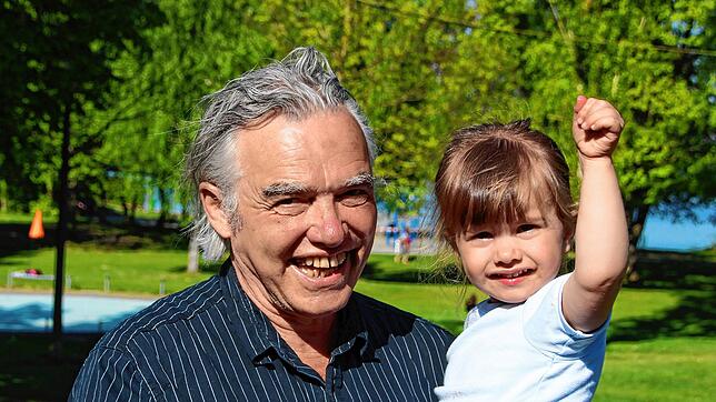 Paul Amrod und seine Enkeltochter Melina am Hörnle.