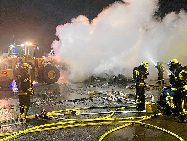 Ein Mitarbeiter der Deponie hatte mit einem Radlager das brennende Material separiert, so dass die Feuerwehr es ablöschen konnte.