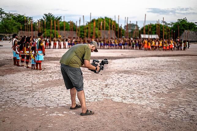 In Brasilien am Rio Xingu filmt Platzer eine Gruppe der Mẽbêngôkre.