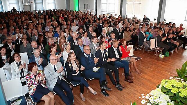 Bild : Volle Stadthalle beim siebten Blumberger Wirtschaftstag mit Klaus-Jürgen Deuser
