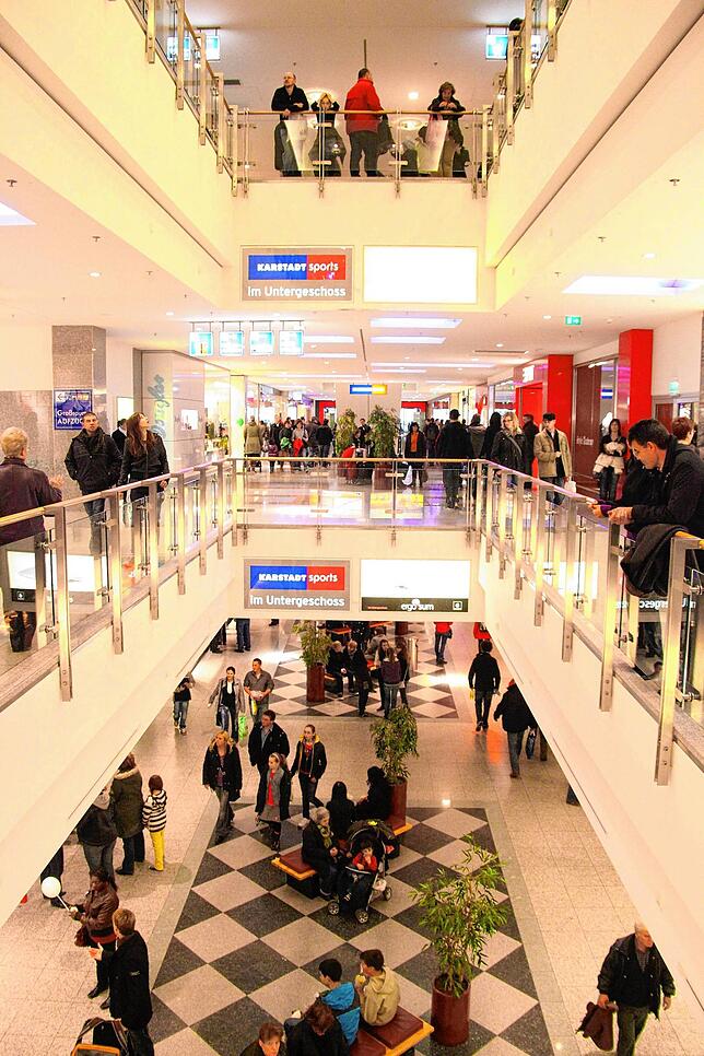 Auf die Frequenz kommt es an: Viele Kunden sind im Lago Shoppingcenter in Konstanz an einem verkaufsoffenen Sonntag unterwegs.