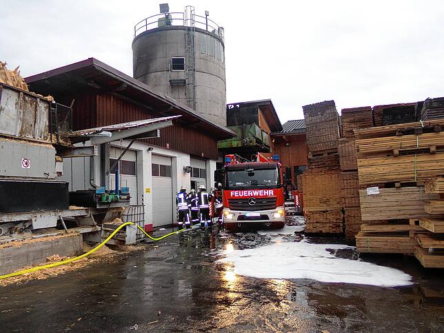 Bild 15: Brandnacht in Wolterdingen: Die Bilder vom Feuerwehreinsatz und dem Vormittag danach