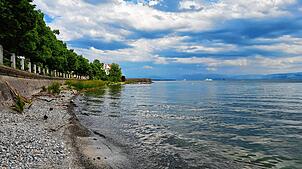 Warten auf die Badesaison: Wer zu den Warmbadenden gehört, dem wird es im Bodensee derzeit noch zu kalt sein. Doch zumindest führt der ...