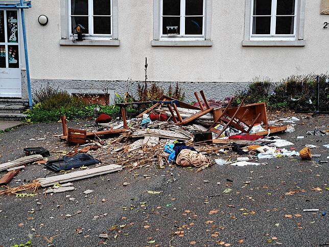 Vor dem Kindergartengebäude liegen Gegenstände, die beim Unglück und beim Einsatz beschädigt wurden.