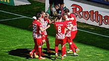 Spieler des SC Freiburg bejubeln ihr Tor zum 1:0.