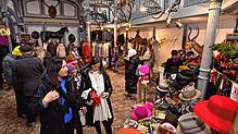 Die Fürstenberg Weihnachtswelt lockt die Besucher, wie hier 2023, von weit über die Region hinaus in den historischen Marstall nach ...