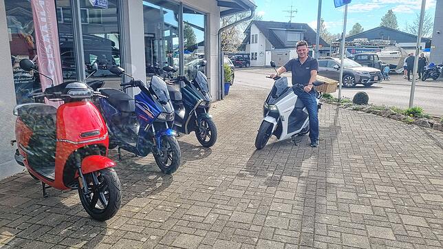 Manuel Sailer verspricht mit den Horwin Elektrorollern Fahrspaß vom Feinsten. Mit den Einstiegsmodellen kann man diese bis Tempo 45 ...