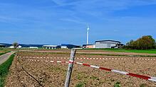 Wo das Gewerbegebiet Im Breitenfeld erweitert werden soll, wurde eine Fläche gepflügt und Trassierband gespannt – um die Feldlerche am ...