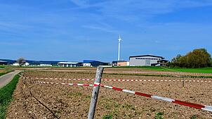 Wo das Gewerbegebiet Im Breitenfeld erweitert werden soll, wurde eine Fläche gepflügt und Trassierband gespannt – um die Feldlerche am ...