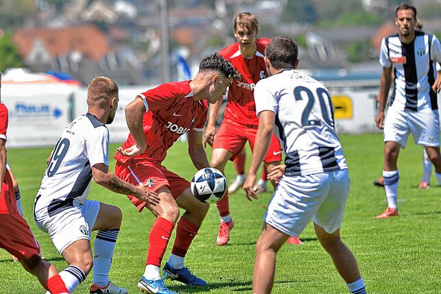 Bild 38: SC Freiburg II gewinnt Test beim FC Erzingen gegen den FC Zürich II mit 6:3 – wir haben Fotos!