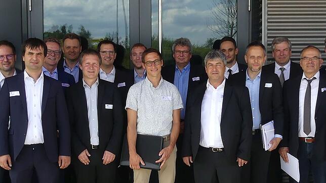 Intensiver Meinungsaustausch: Vertreter aus der Wirtschaft, von Telekommunikationsunternehmen, der Wissenschaft, den Kommunen und ...