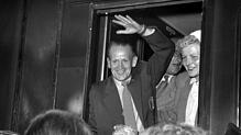 Bundestrainer Sepp Herberger grüßt die Massen: Begeisterter Empfang für die deutsche Fußball-Nationalmannschaft am 05.07.1954 in Singen ...