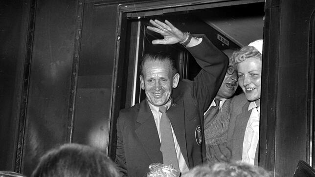 Bundestrainer Sepp Herberger grüßt die Massen: Begeisterter Empfang für die deutsche Fußball-Nationalmannschaft am 05.07.1954 in Singen ...