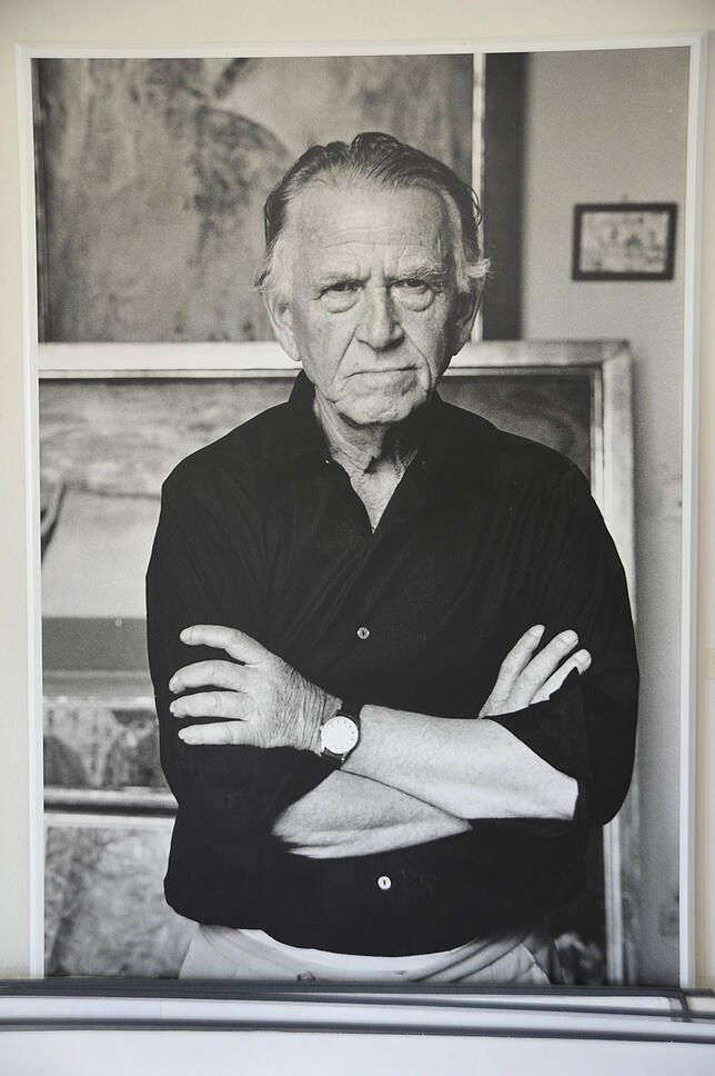 Der Maler Otto Dix in seinem Haus in Hemmenhofen auf der Höri am Bodensee