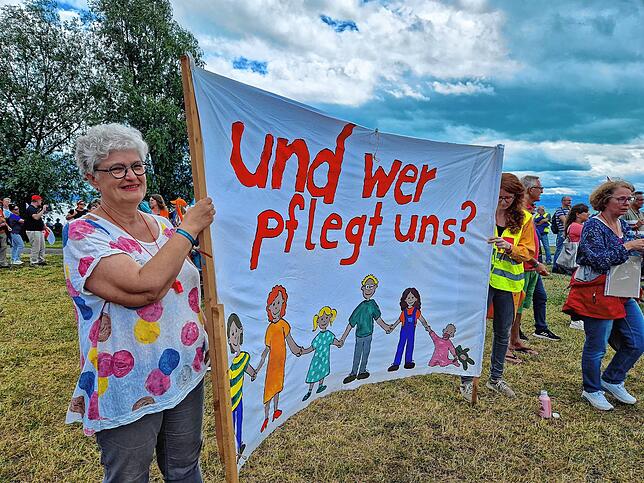 Karin aus Langenau ist seit 45 Jahren Pflegefachkraft in der Altenpflege. „Ich habe mehrere Pflegenotstände erlebt, aber jetzt ...