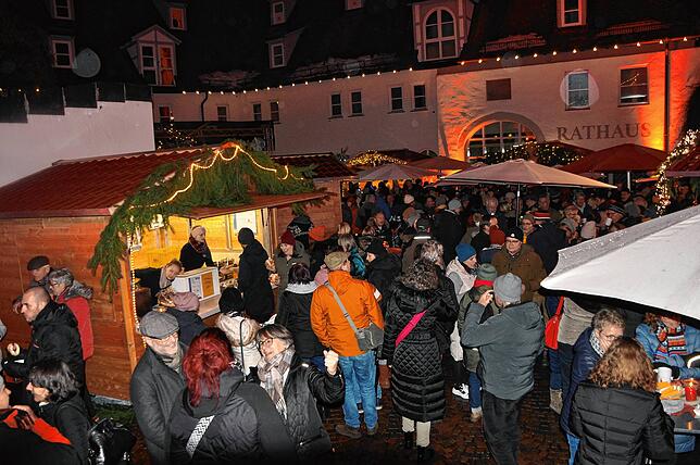 Vor allem nach Einbruch der Dunkelheit verzauberte der Weihnachtsmarkt wieder mit seiner schönen Stimmung.