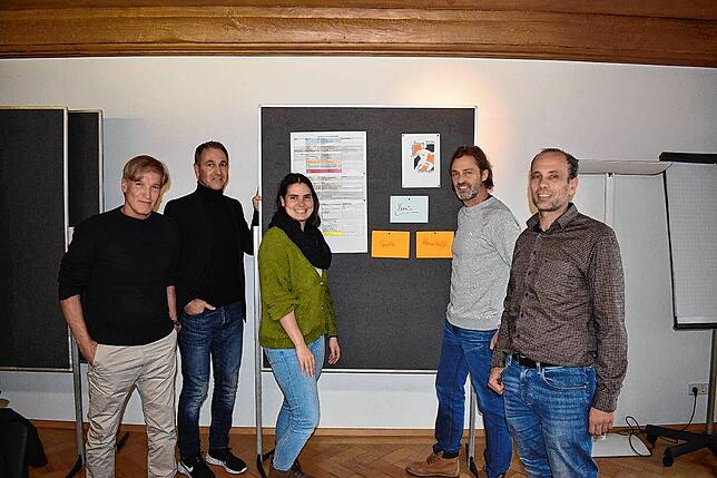 Die Jury – bestehend aus (von links) Michael Stehle, Michael Gut, Lena Gleisner, Sebastian Fritz und Ralf Scharbach – hat entschieden, ...