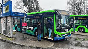 In den Bussen des Stadtwerks am See wurden 2024 133 Personen ohne gültigen Fahrschein erwischt. Zuständig für die Kontrollen ist das ...