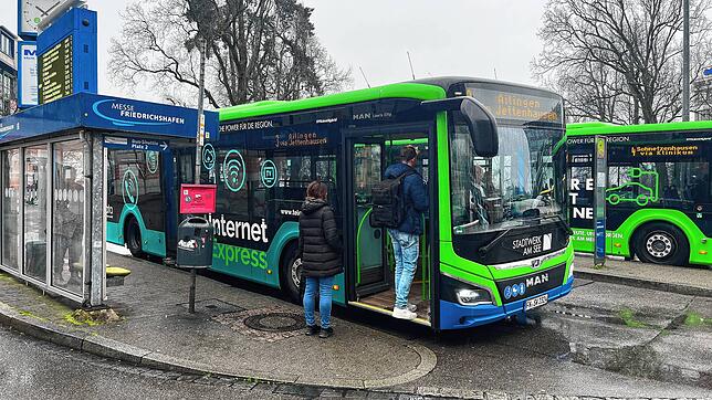 In den Bussen des Stadtwerks am See wurden 2024 133 Personen ohne gültigen Fahrschein erwischt. Zuständig für die Kontrollen ist das ...