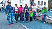 Eine Gruppe rüstet sich zum Aufbruch. Die fleißigen Teilnehmer der Dorfputzete sammeln Müll entlang des Bachs im Unterdorf. Foto: Priska ...