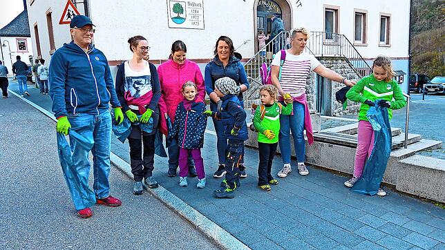 Eine Gruppe rüstet sich zum Aufbruch. Die fleißigen Teilnehmer der Dorfputzete sammeln Müll entlang des Bachs im Unterdorf. Foto: Priska ...