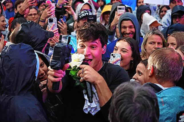 Hautnah am Publikum: Wincent Weiss mischt sich unters Publikum bei seinem Konzert.