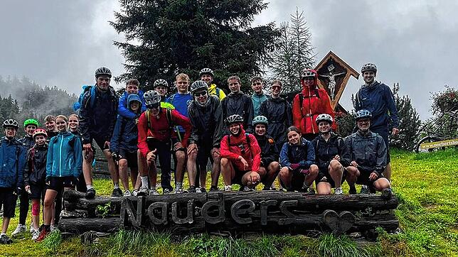 Die 23 Schülerinnen und Schüler des Martin-Heidegger-Gymnasiums können stolz auf ihre Leistung sein: Bei ihrer Alpenüberquerung mussten ...
