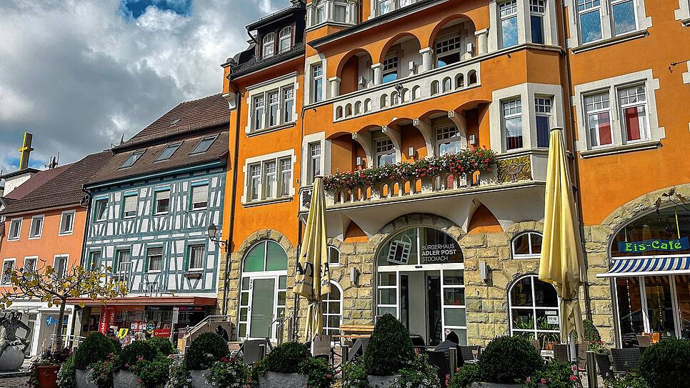 Rot und Orangetöne: Stockach zeigt sich im Herbst von seiner bunten Seite.