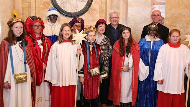 Die Walder Sternsinger beim Empfang bei der Landesregierung. Laura, Maria, Noah, Annalena, Alexander, Pirmin, Gerlinde Kretschmann, ...
